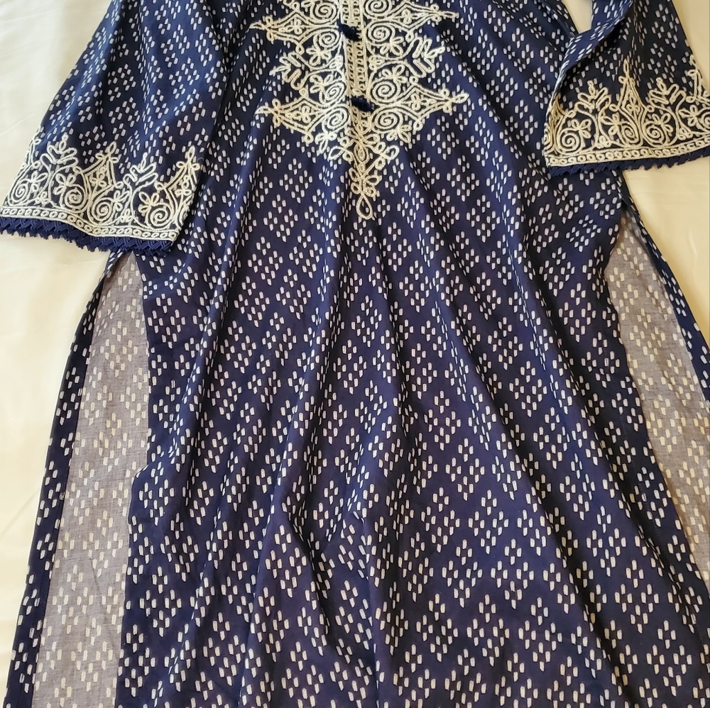 Elegant Blue and White Long Embroidered Kurta Size: S - Picture 9 of 9